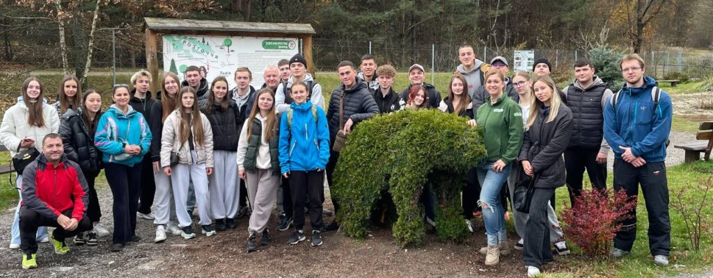 Студенти ЛДУФК імені Івана Боберського взяли участь у екологічній акції у ведмежому притулку «Домажир»