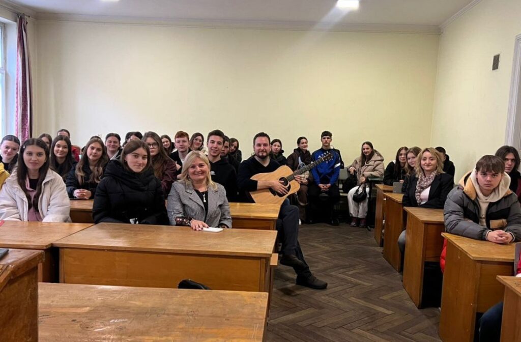 Зустріч з відомим виконавцем та волонтером Ніколасом Рой Артгофером у ЛДУФК імені Івана Боберського