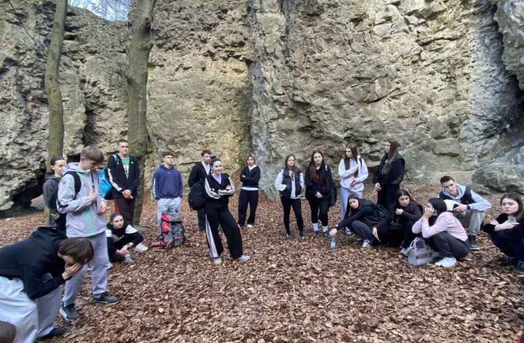 Здійснили навчально-тренувальний похід на Чотові скелі