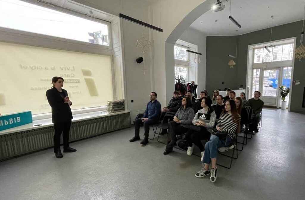 Практика маркетингу в дії: студенти університету відвідали гостьову лекцію у Львівському туристичному офісі