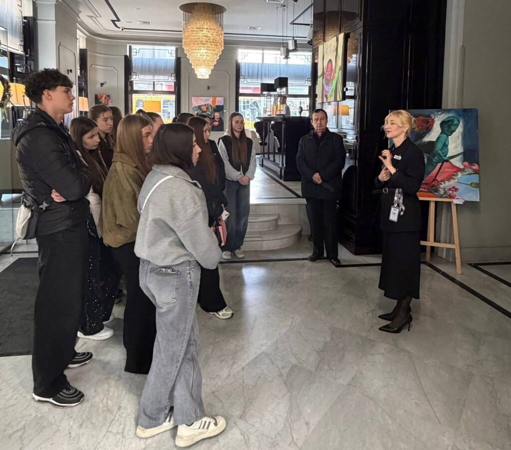 Практичне заняття в легендарному готелі Львова: студенти відвідали «Асторію»