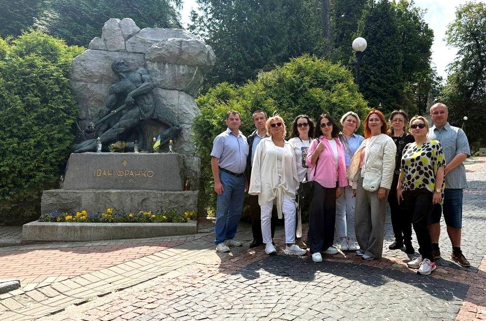 Екскурсія Личаківським кладовищем для працівників до 80-річчя ЛДУФК імені Івана Боберського